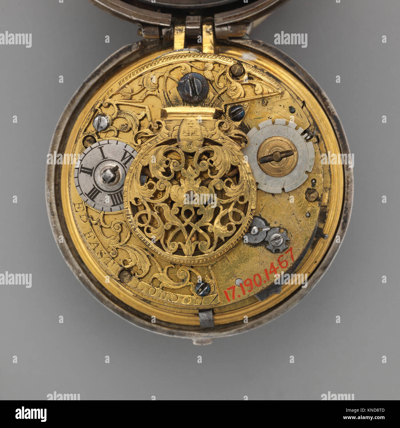 Reloj-Watch se reunió DP-12603-091 194059 Fabricante: relojero: Edward East,  Británicos, 1602?1697, reloj, reloj de plata, del siglo XVII; la caja  exterior de cuero, diámetro: 2 1/8". (5,4 cm). El Metropolitan Museum of
