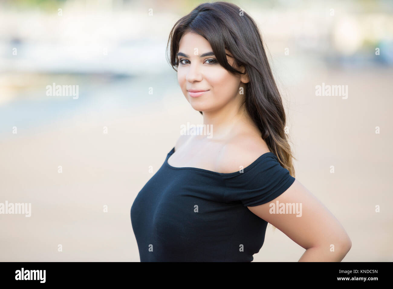 Hermosa joven sonriente al aire libre Foto de stock