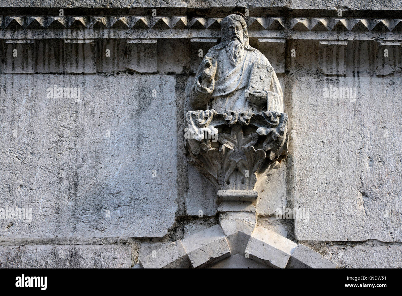 Italia Friuli San Daniele del Friuli, Iglesia de S. Antonio Abate. Vista de la fachada de piedra de Istria de estilo gótico veneciano. Estatua encima del pórtico representando la bendición de Dios Padre Foto de stock