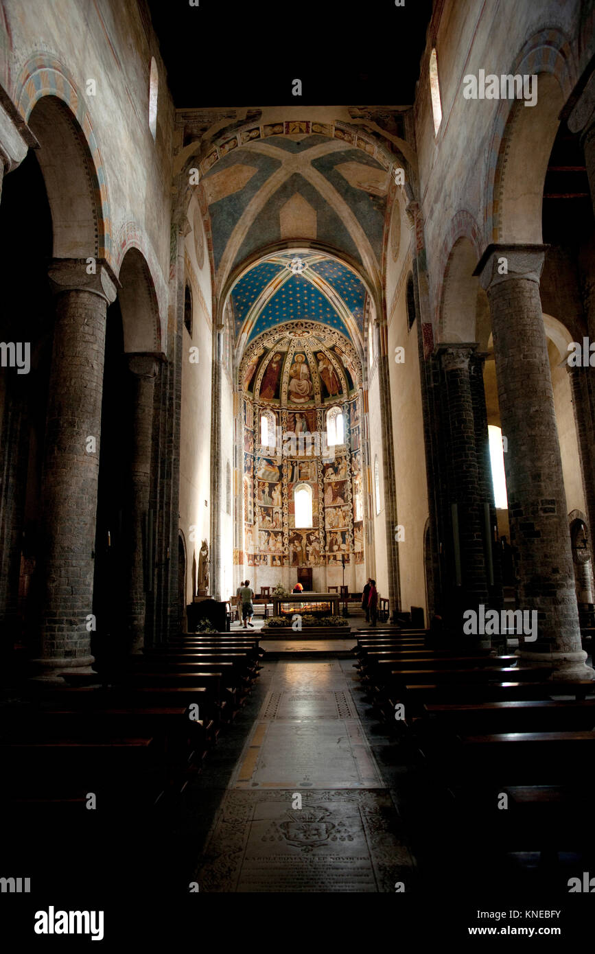Interior de la Basílica de Sant'Abbondio, Como, Lombardía, Italia, Europa - Septiembre 2011 Foto de stock