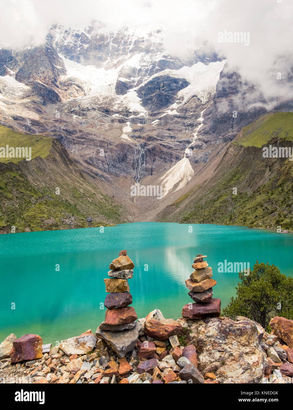 Piedras apiladas en Humantay lago en Perú en los Andes Foto de stock