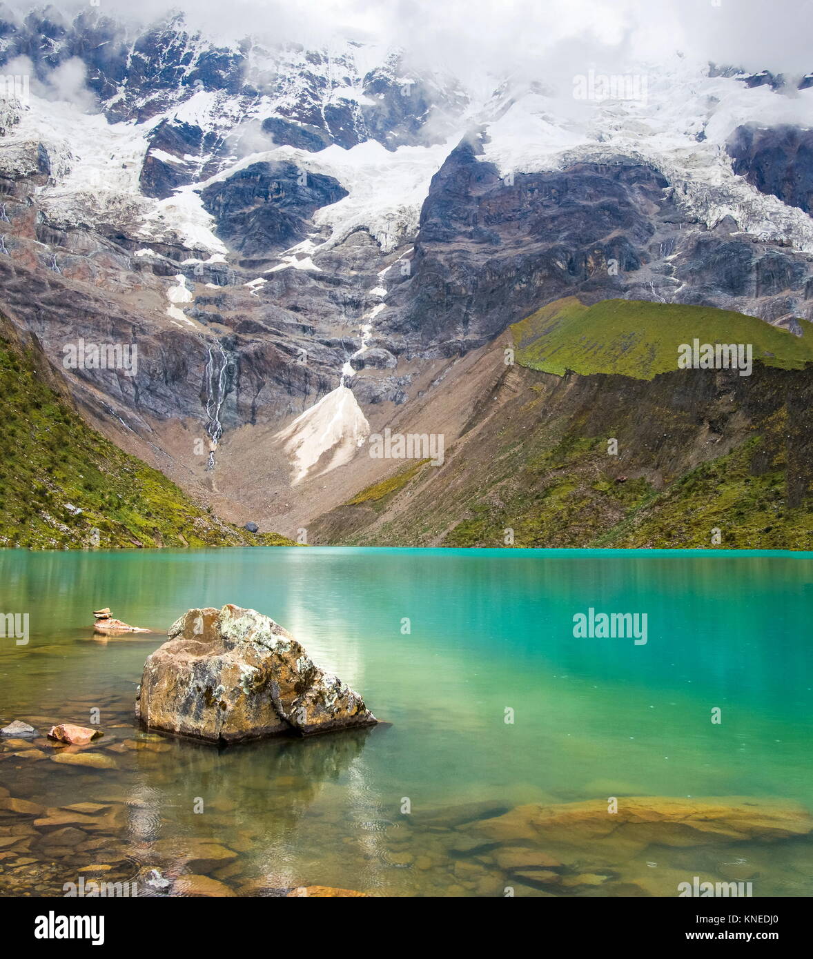 Lago Humantay en Perú sobre la montaña Salcantay, en los Andes a 5473m de altitud Foto de stock