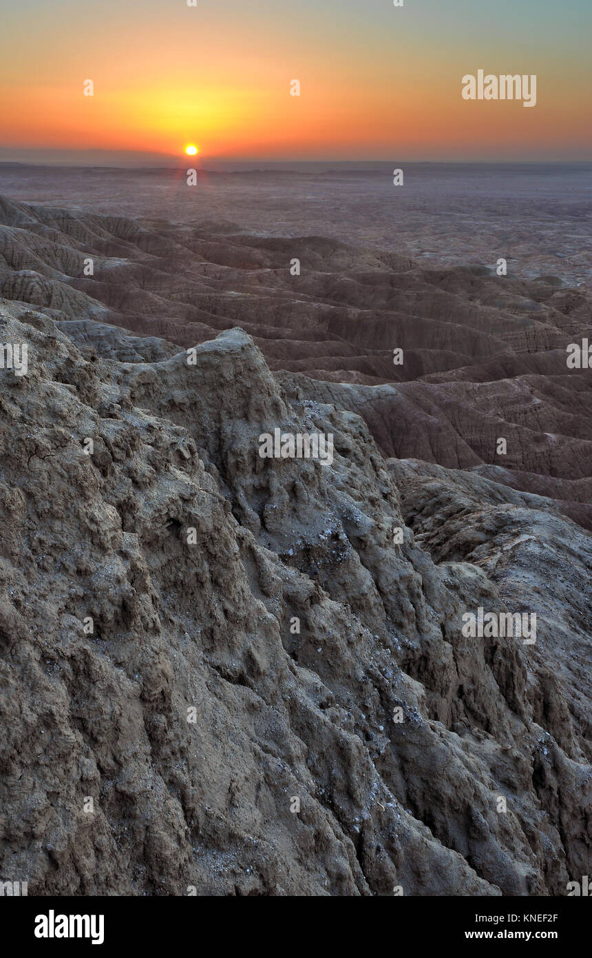 Amanecer sobre Borrego Badlands, Parque Estatal del Desierto de Anza-Borrego, California, Estados Unidos Foto de stock