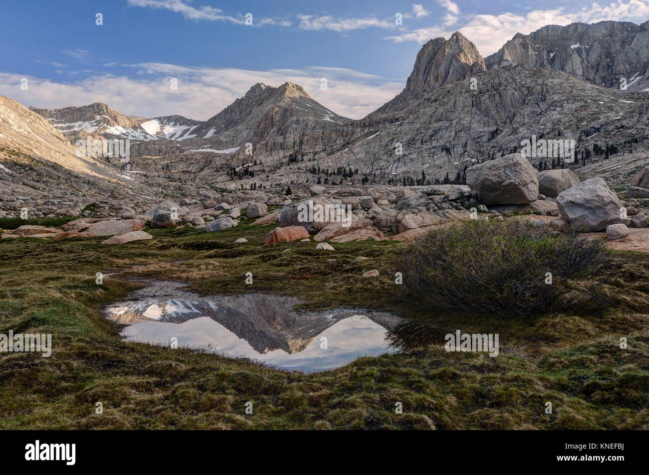 Reflexión del Monte Mcadie en un tarn, Parque Nacional Sequoia, California, Estados Unidos Foto de stock