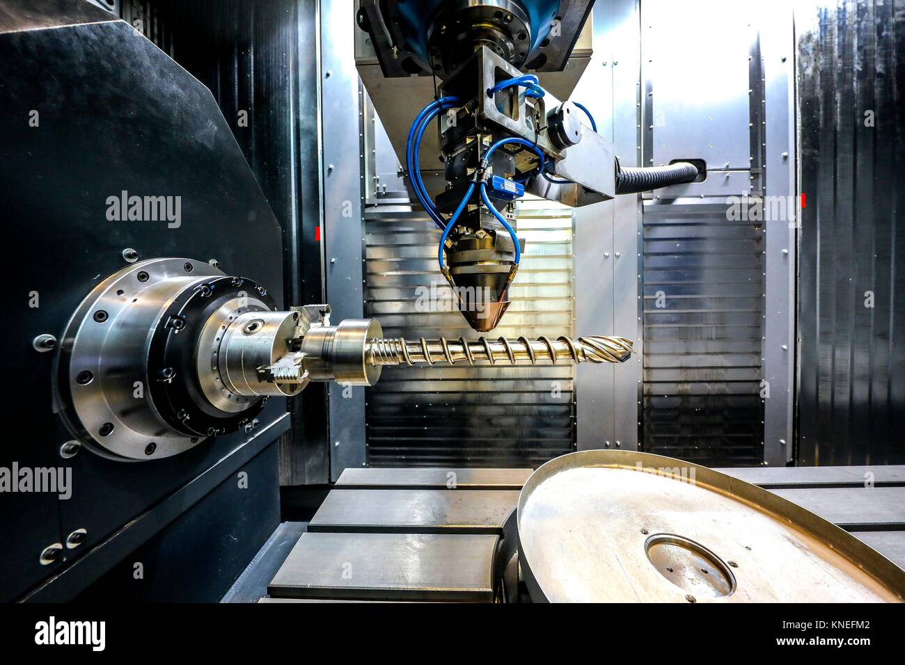 Investigador trabajando en la máquina de impresión en 3D para la industria, ya que permite crear grandes piezas de metal desde cero y acabar con ellos con gran precisión, Foto de stock