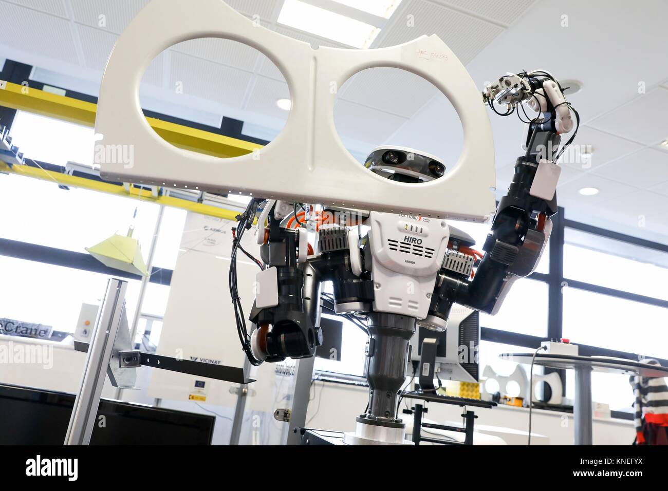 Robot con dos brazos para robótica flexible. Robot humanoide para montaje  en automoción tareas en colaboración con personas, industria, Tecnalia  Research Fotografía de stock - Alamy