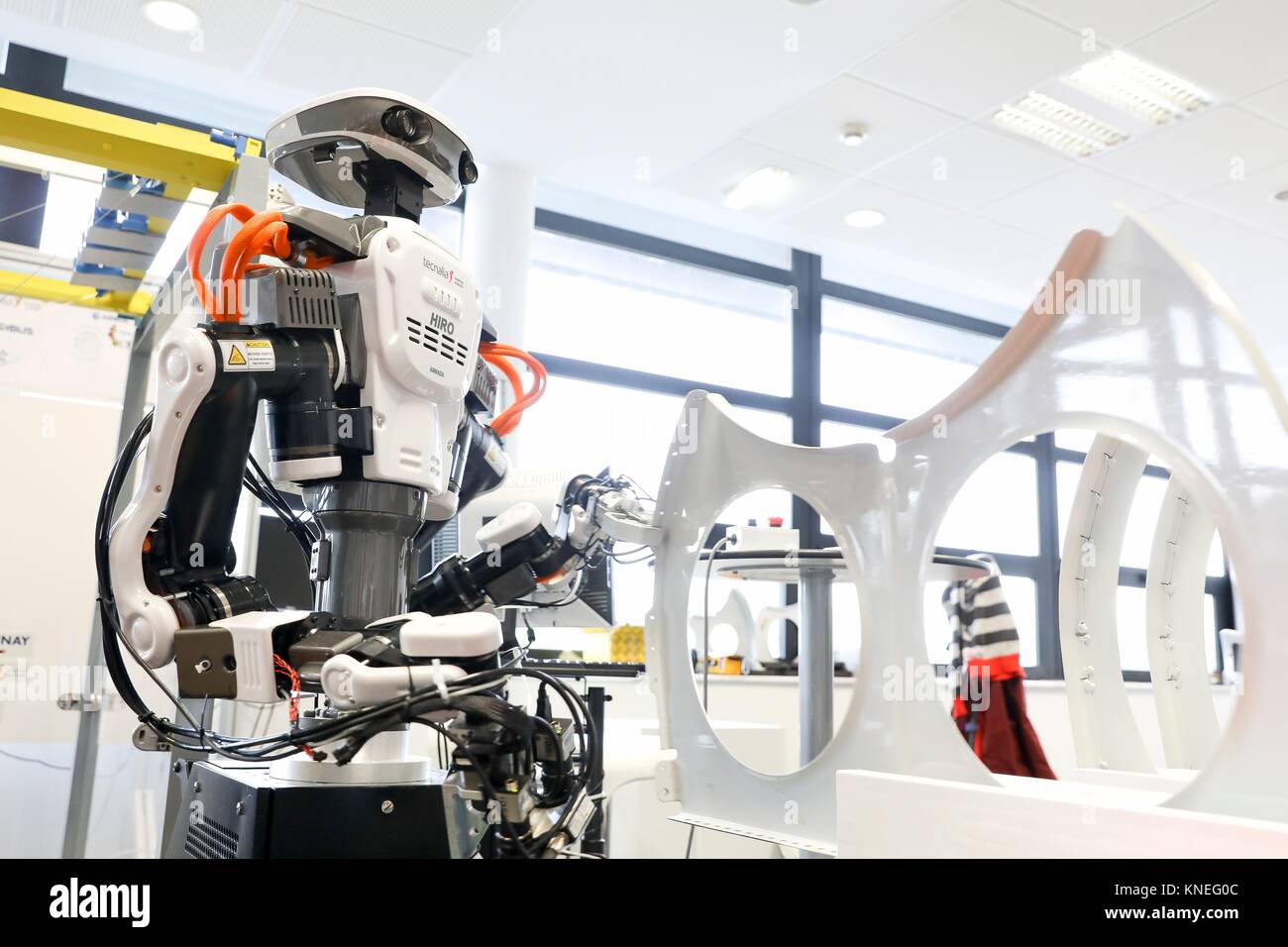 Robot con dos brazos para robótica flexible. Robot humanoide para montaje en automoción tareas en colaboración con personas, industria, Tecnalia Research & Foto de stock