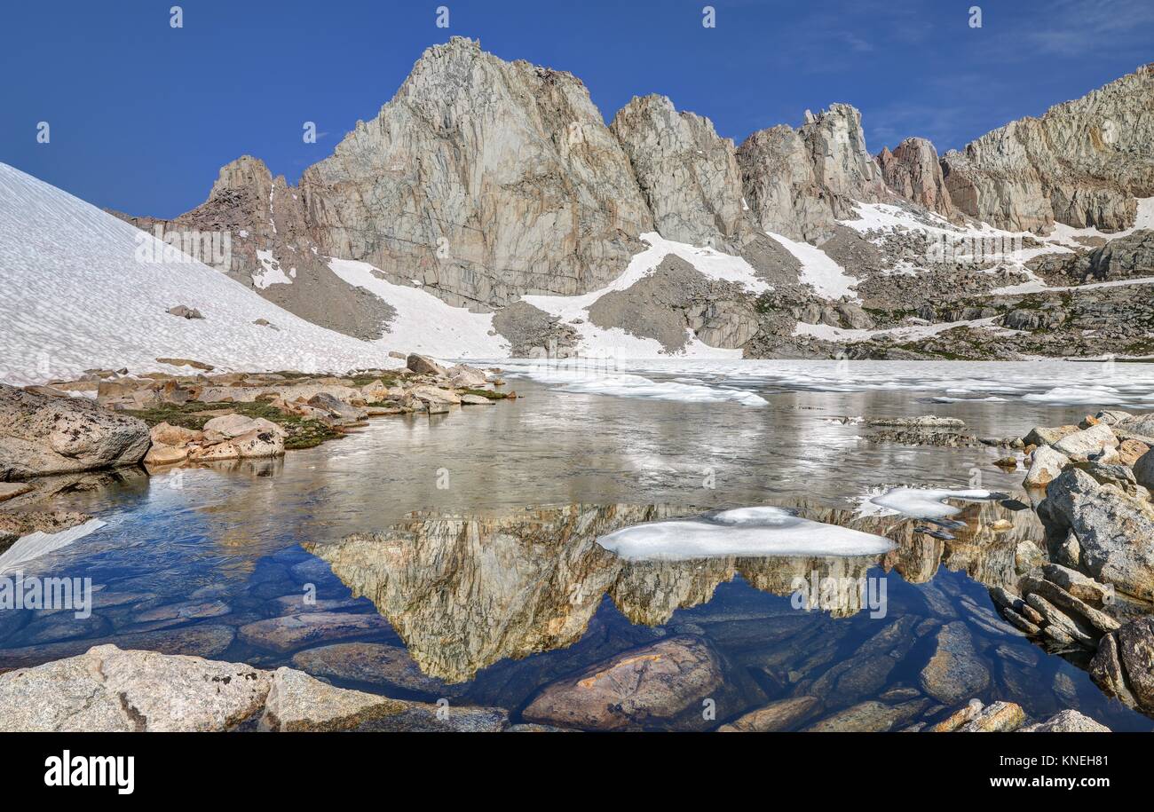 Reflexiones en la cuenca Mitre, Parque Nacional Sequoia, California, Estados Unidos Foto de stock