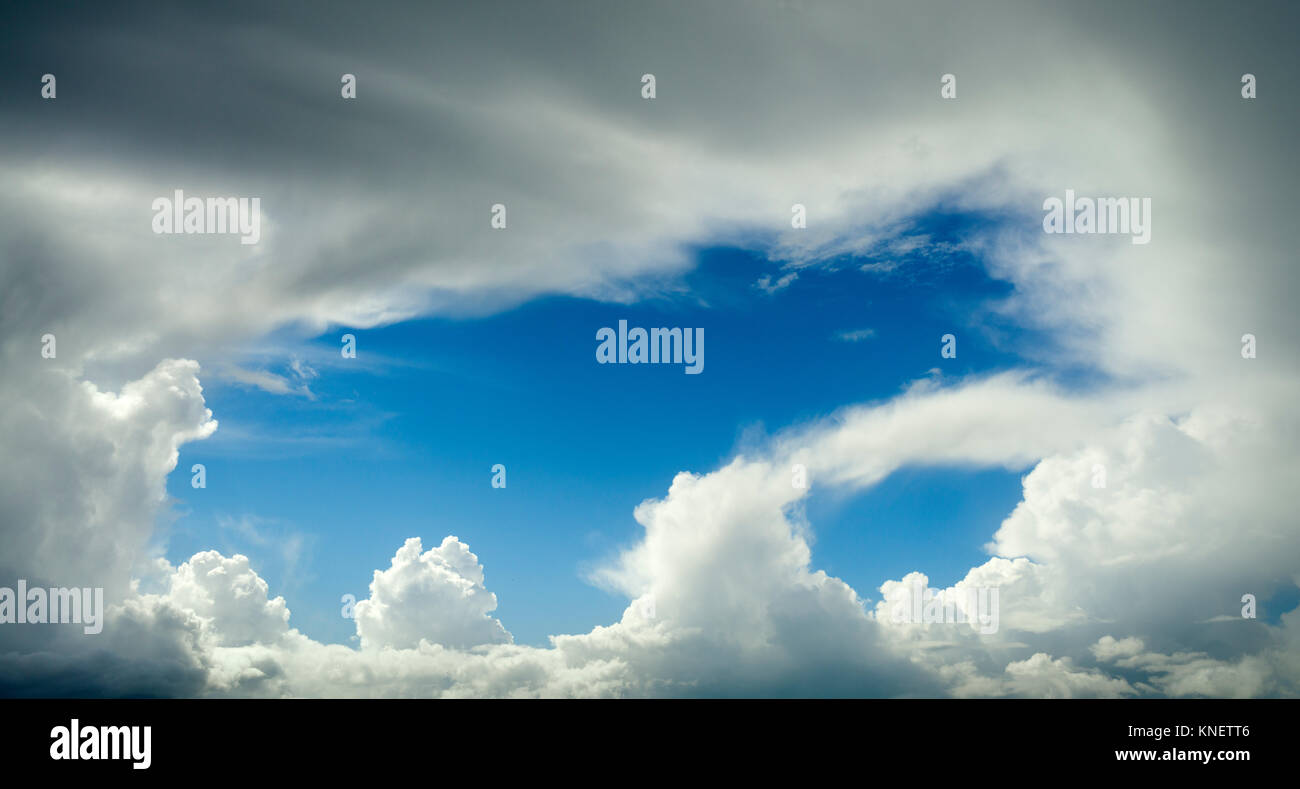 Nubes de lluvia sobre el mar de Wadden, antes de golpear a Frisia, 4 estrellas, Frisia, Países Bajos, Europa Foto de stock
