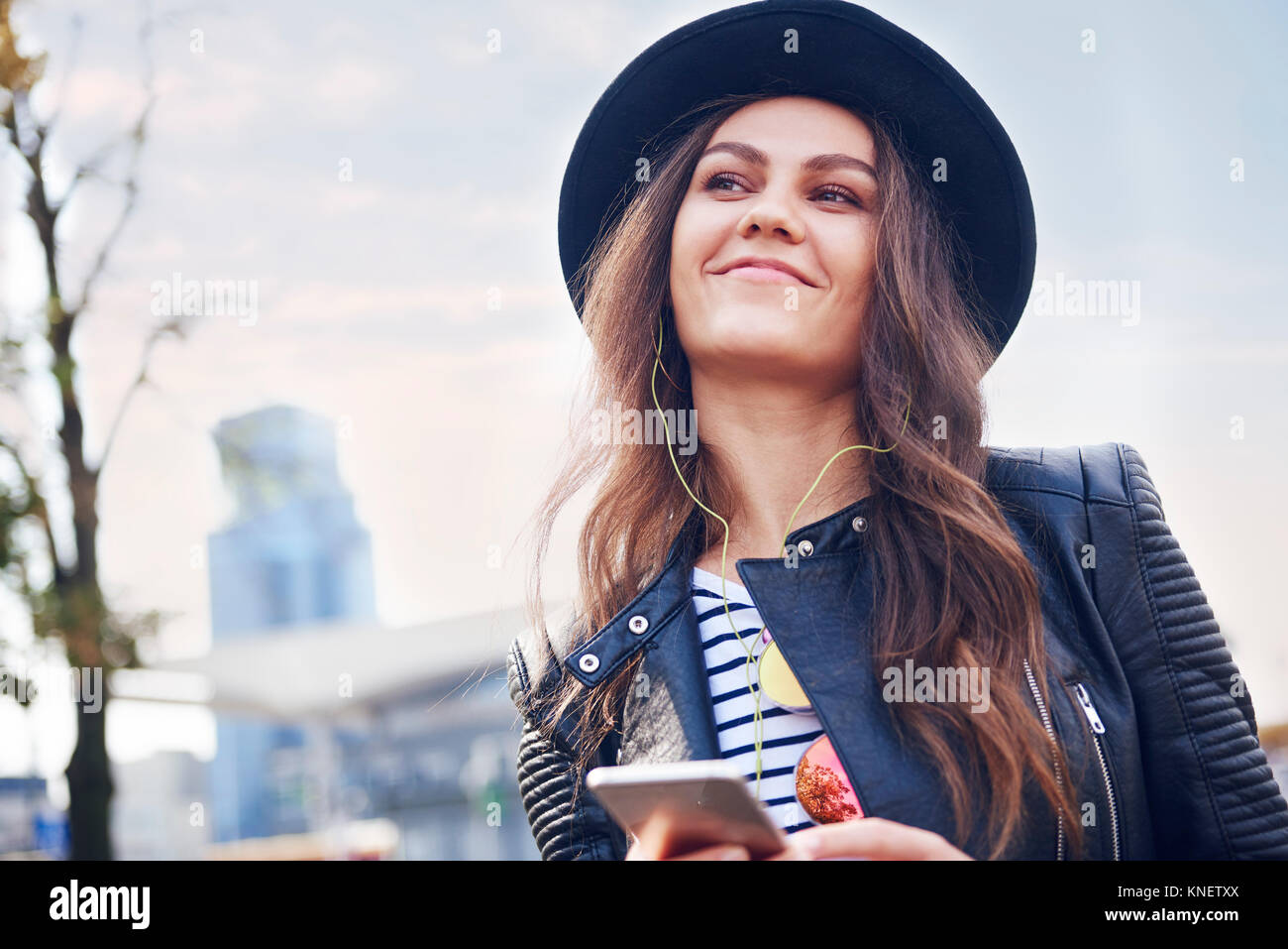 Retrato de mujer joven en el Sombrero Trilby en ciudad Foto de stock