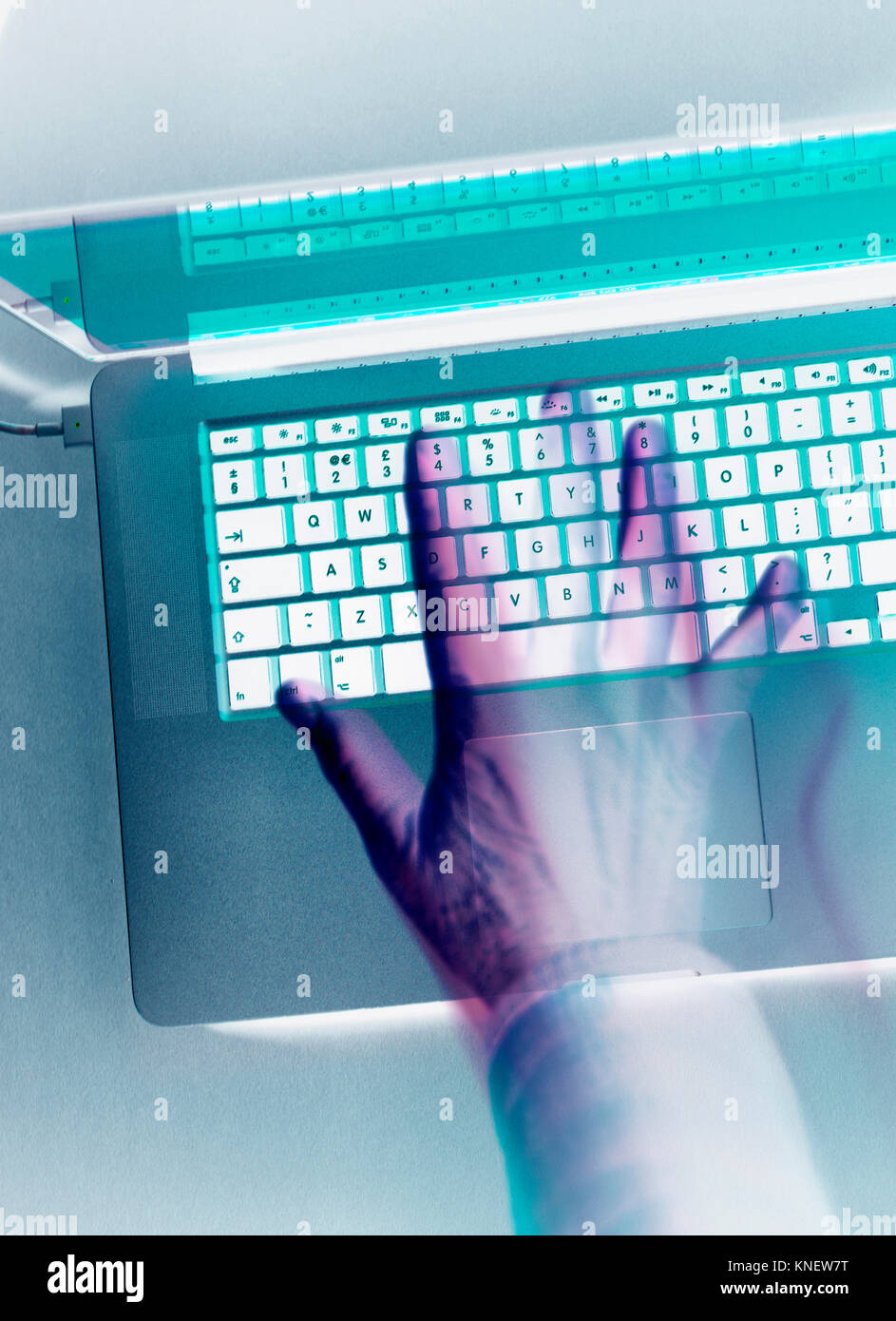 La delincuencia cibernética, hacker atacar un equipo portátil con un virus. Foto de stock