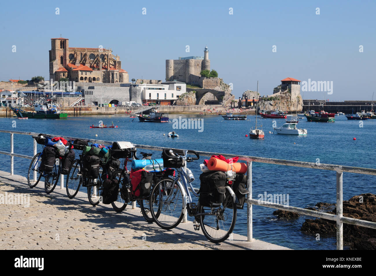 Ciclos de carga gira apoyándose en el paseo marítimo de Castro-Urdiales en el norte de España. Foto de stock