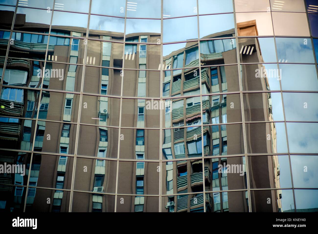 Reflejo de un edificio en el distrito financiero de Azca, en Madrid, España. Foto de stock