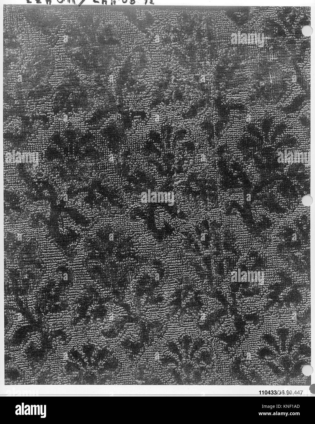 Pieza. Fecha: Siglo 16th-17th; Cultura: Italiano; Medio: Seda; Dimensiones: L. 8 x An. 6 1/4 pulgadas (20,3 x 15,9 cm); Clasificación: Textiles-Velvets Foto de stock