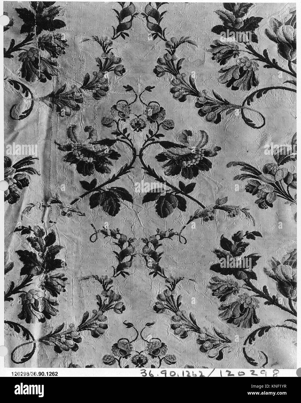 Pieza. Fecha: Aprox. 1745; Cultura: Francés; Medio: Seda; Dimensiones: L. 24 3/4 x An. 20 1/2 pulgadas (62,9 x 52,1 cm); Clasificación: Textil-Tejido Foto de stock