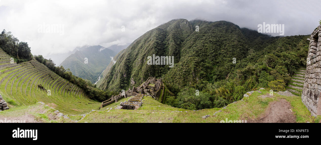 Imagen panorámica de las ruinas en el Camino Inca, Machu Picchu, Cusco, Perú, América del Sur Foto de stock