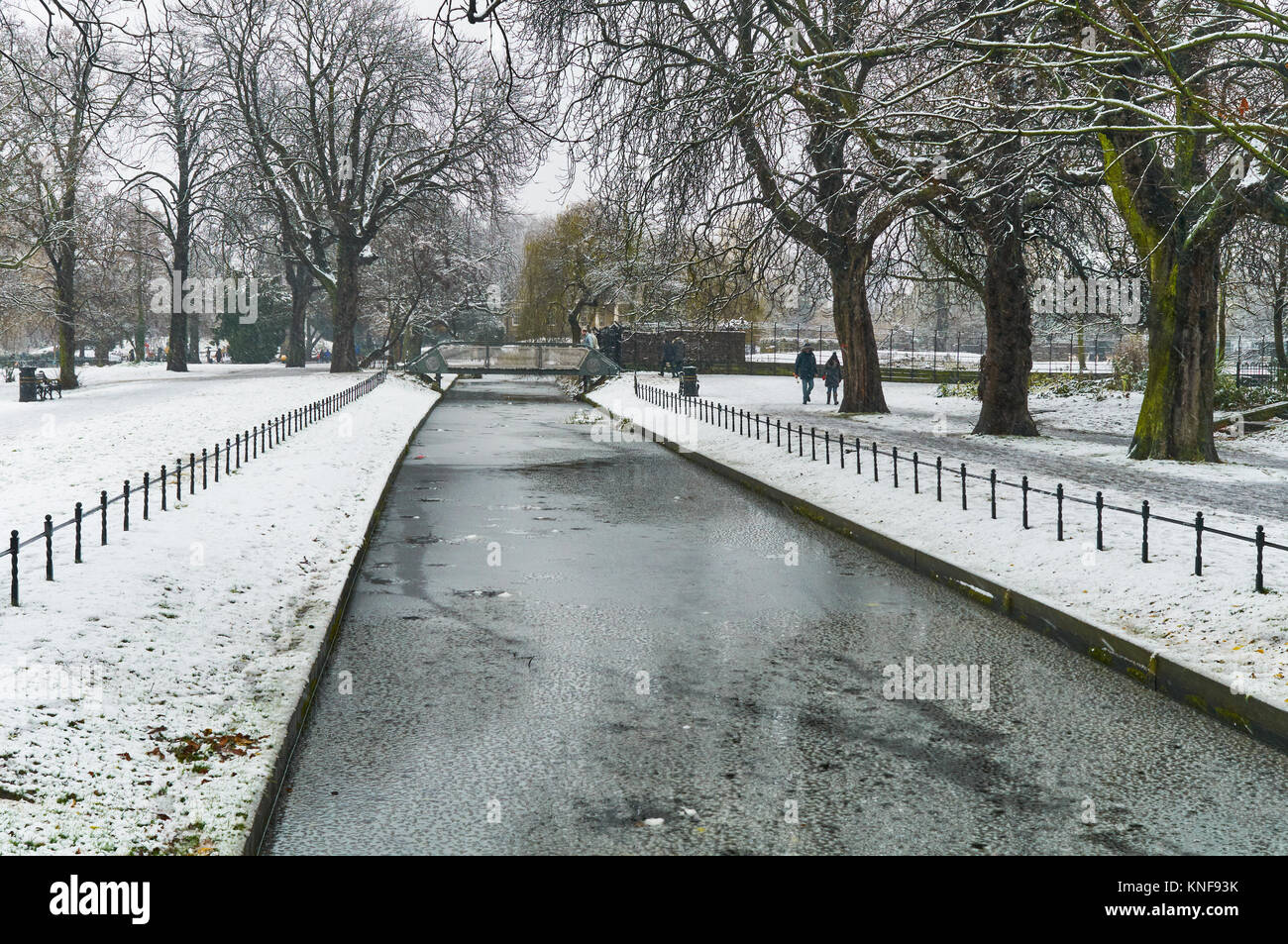 Parque Clissold, Stoke Newington, al norte de Londres, en el Reino Unido bajo la nieve en diciembre Foto de stock