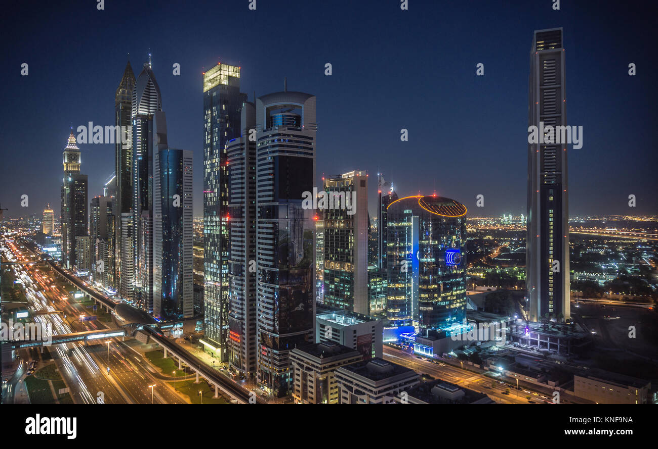 Paisaje y horizonte de rascacielos en la noche, Dubai, Emiratos Árabes Unidos. Foto de stock
