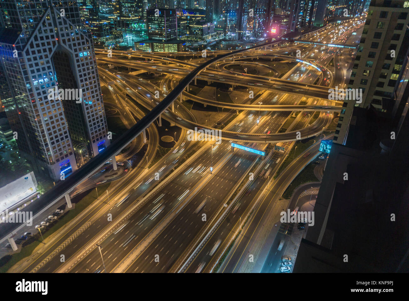 Ángulo alto del paisaje urbano de la ciudad con la autopista de noche, Dubai, Emiratos Árabes Unidos. Foto de stock