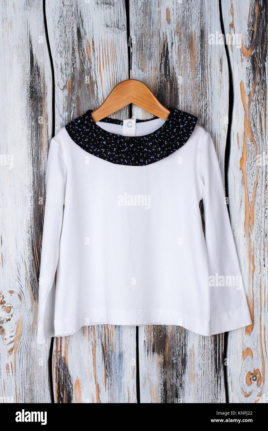 Blusa blanca con cuello negro Fotografía de stock - Alamy