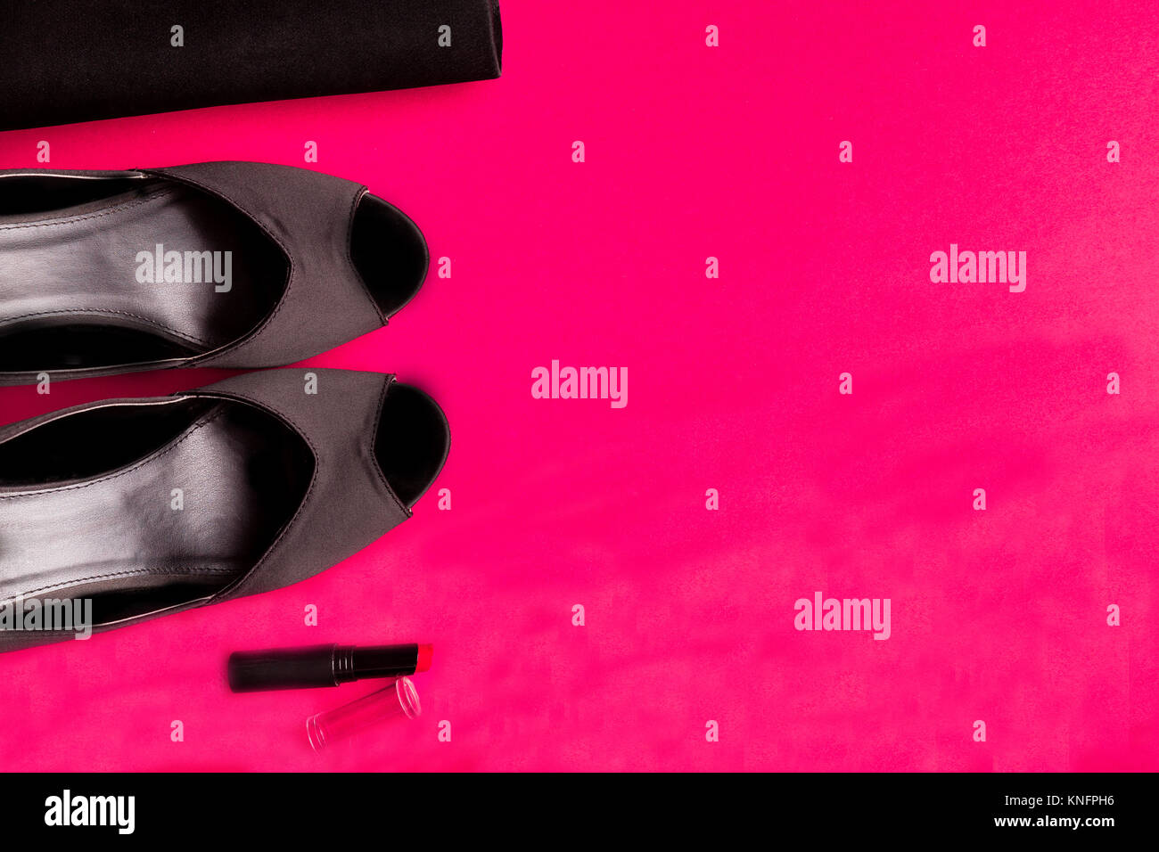 Juego de accesorios de dama moda. Negro y rosa. Mínima. Zapatos Negros, los  labios y la bolsa sobre fondo de color rosa. Sentar plana Fotografía de  stock - Alamy