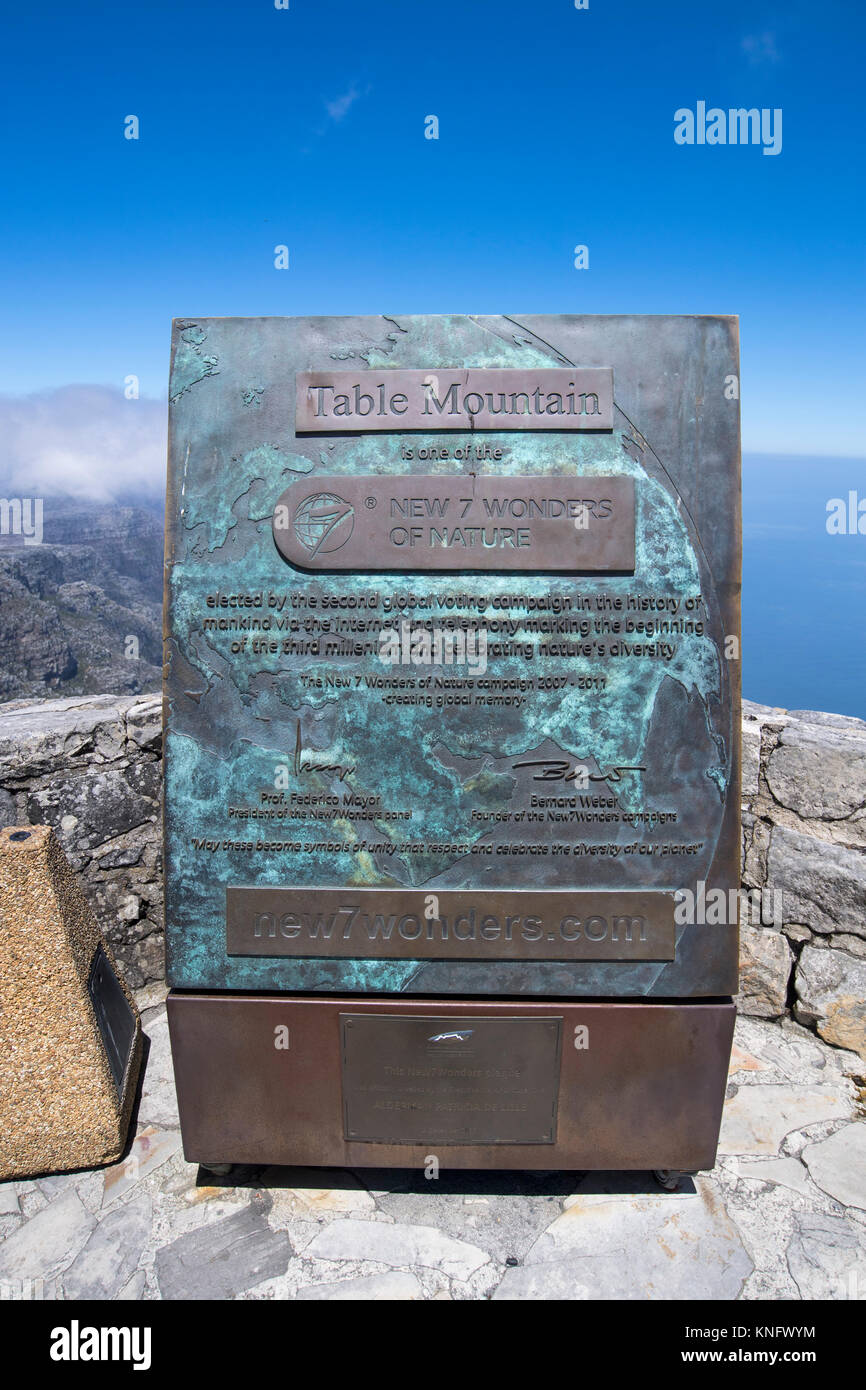 Firmar en la parte superior de Table Mountain en Cape Town, Sudáfrica, explicando que se trata de una de las nuevas siete maravillas de la naturaleza. Foto de stock