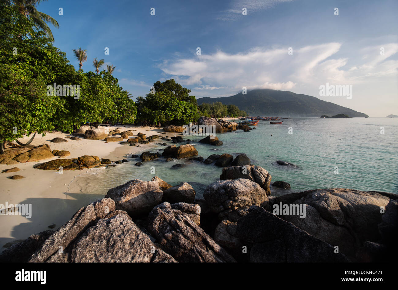 Koh LIPE Tailandia. Vista aérea de un paraíso con perfecta océano turquesa cristalina agua. pura playa de arena blanca en la isla de Ko Lipe, al sur de Tailandia. Foto de stock