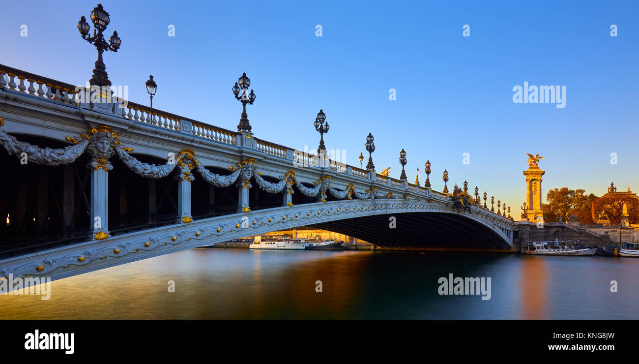 Puente Alexandre III el puente y el Río Sena al atardecer (panorámico). 8º arrondissement, París, Francia Foto de stock