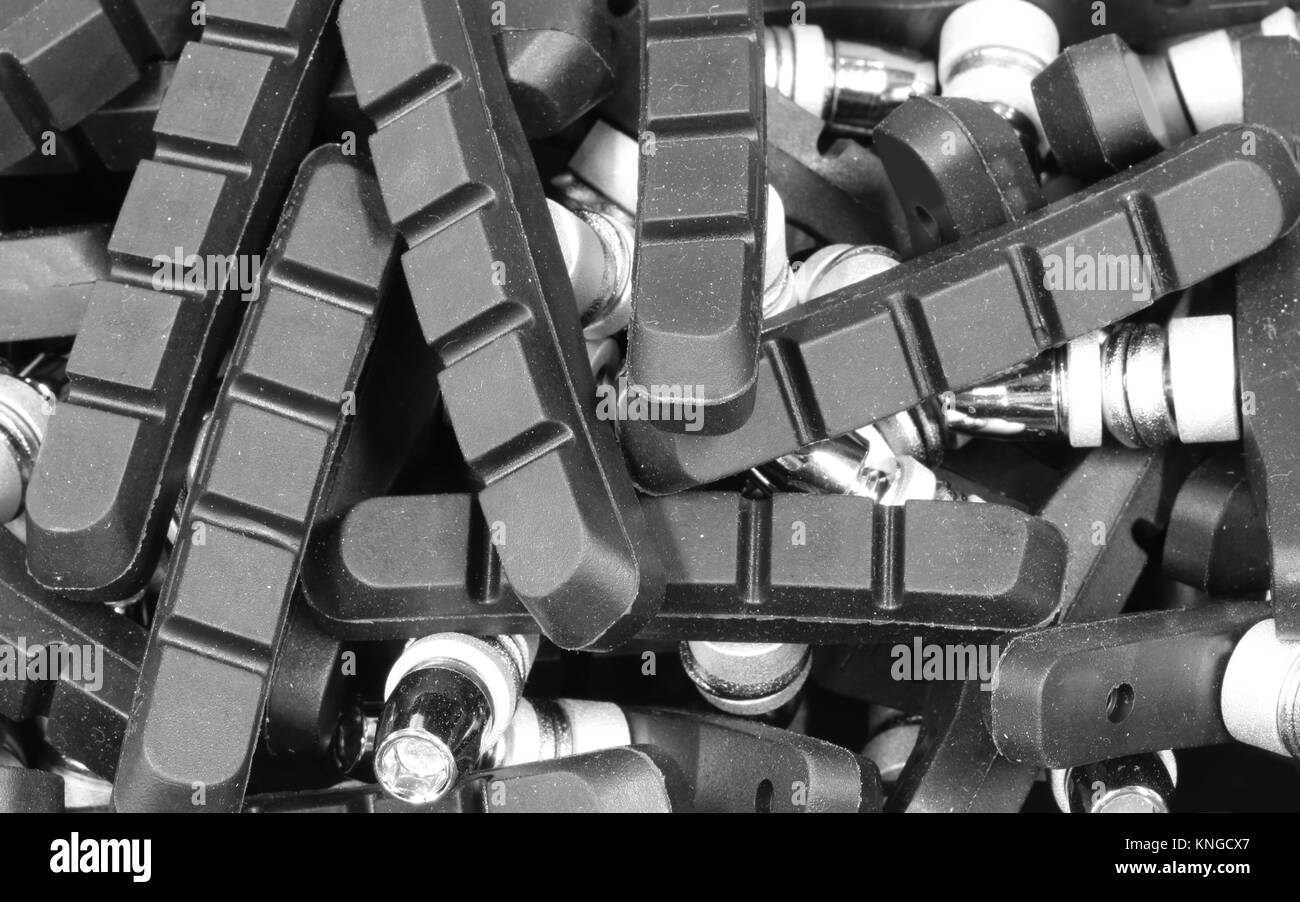 Cerca de muchos elementos de goma negra para frenos de bicicletas Foto de stock