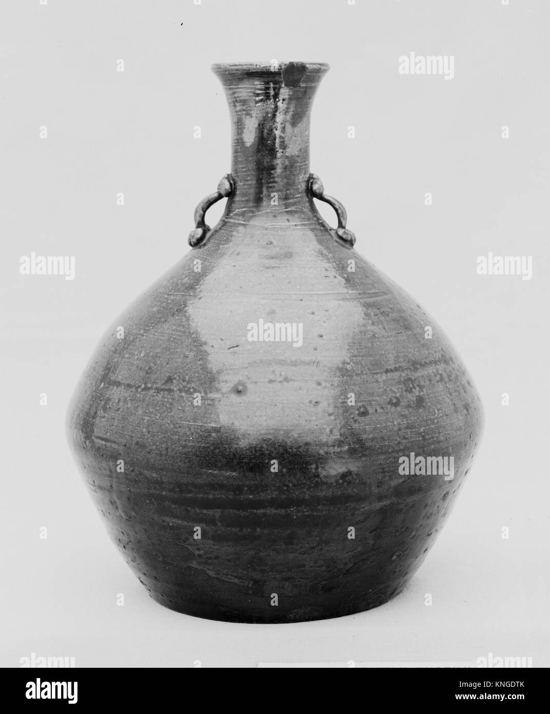 Botella, del siglo XIX, Japón, arcilla cubierto con un barniz transparente  (Takatori ware), H. 6 1/8 in. (15,6 cm), cerámica Fotografía de stock -  Alamy