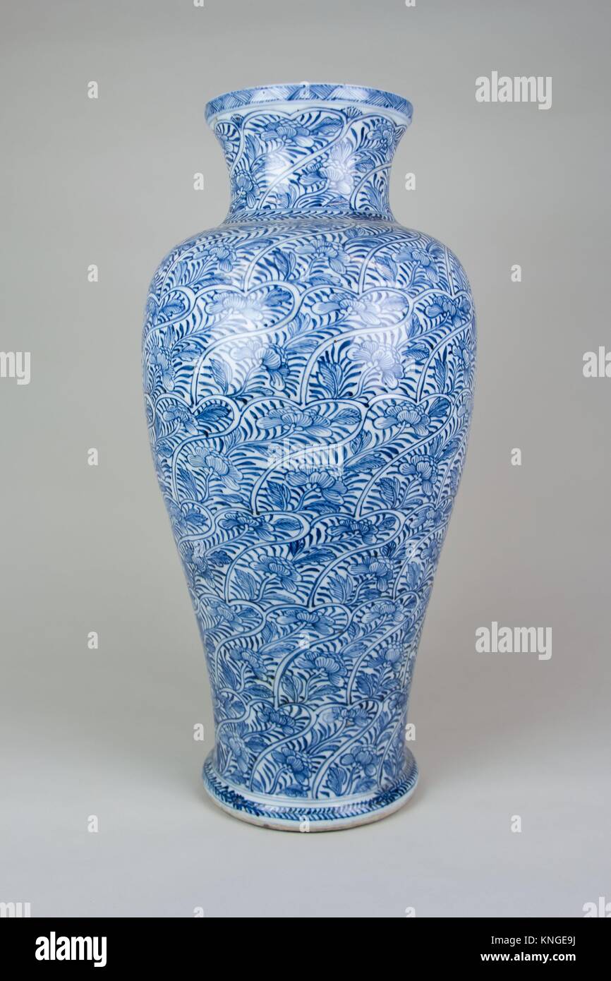 Jarrón. Período: Dinastía Ming (1368-1644); Cultura: China; Medio:  Porcelana; Dimensiones: H. 20 1/2 in. (52,1 cm); Clasificación: Cerámica  Fotografía de stock - Alamy