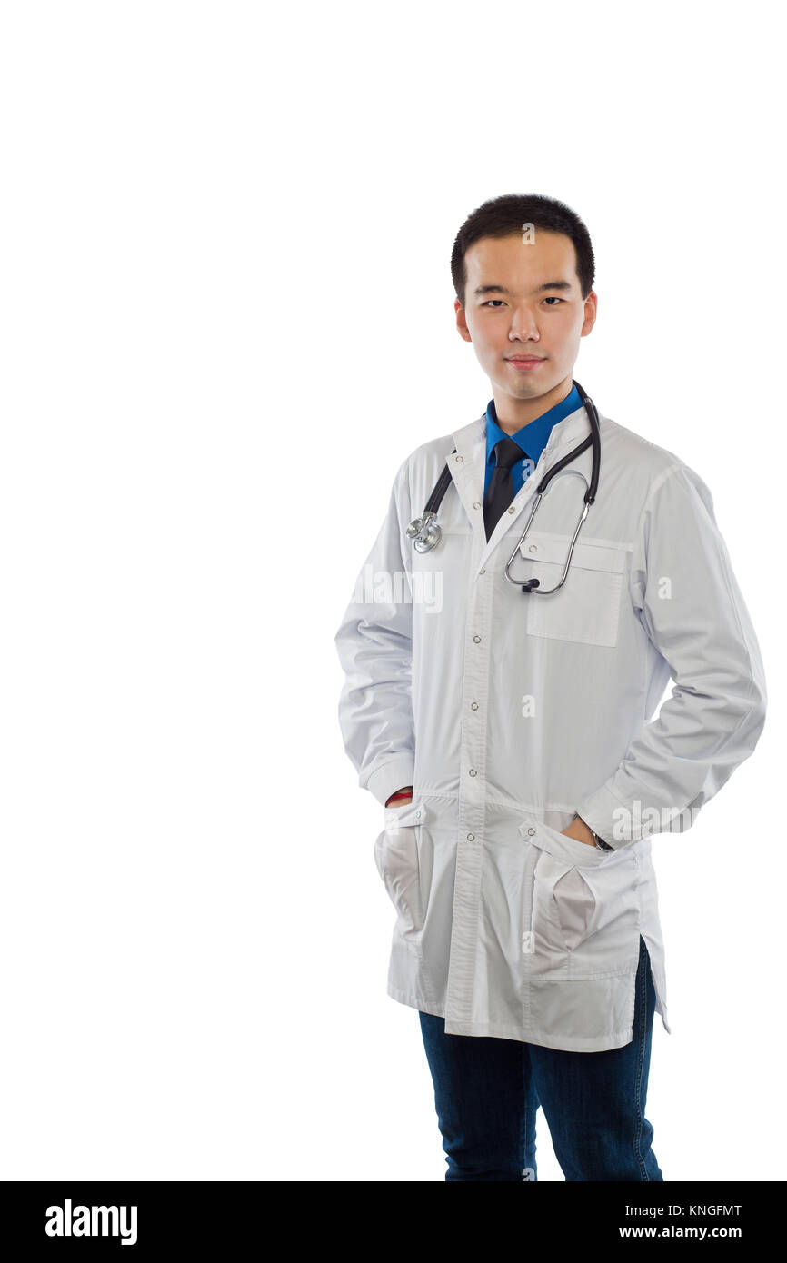 Un retrato del doctor con las manos en los bolsillos y con un estetoscopio alrededor de su cuello (aislado en fondo blanco) Foto de stock