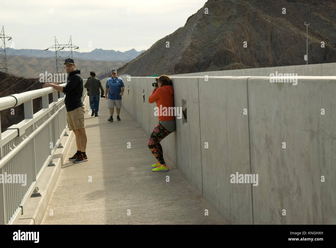 Mujer tomando fotografías a Pat Tillman Memorial Bridge, Nevada, EE.UU. Foto de stock