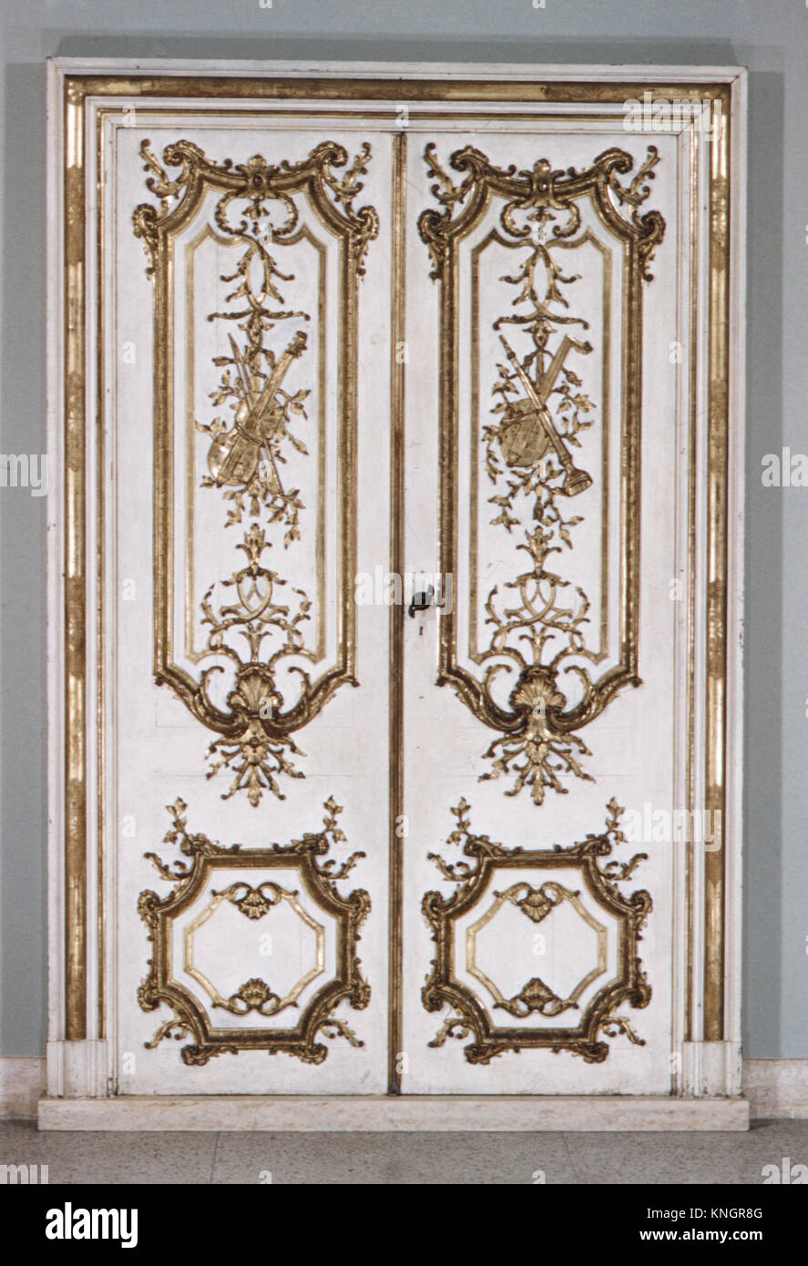 Cuatro puertas con embellecedores y un juego de entre-portes MET ES7668  195794 Fotografía de stock - Alamy