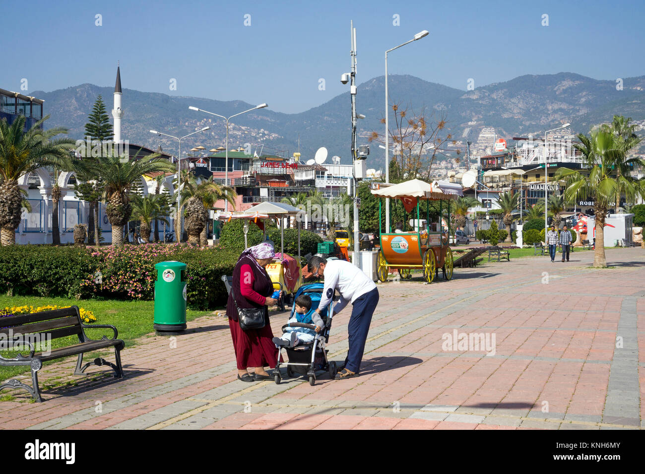 El paseo marítimo, Alanya, Riviera turca, Turquía Foto de stock