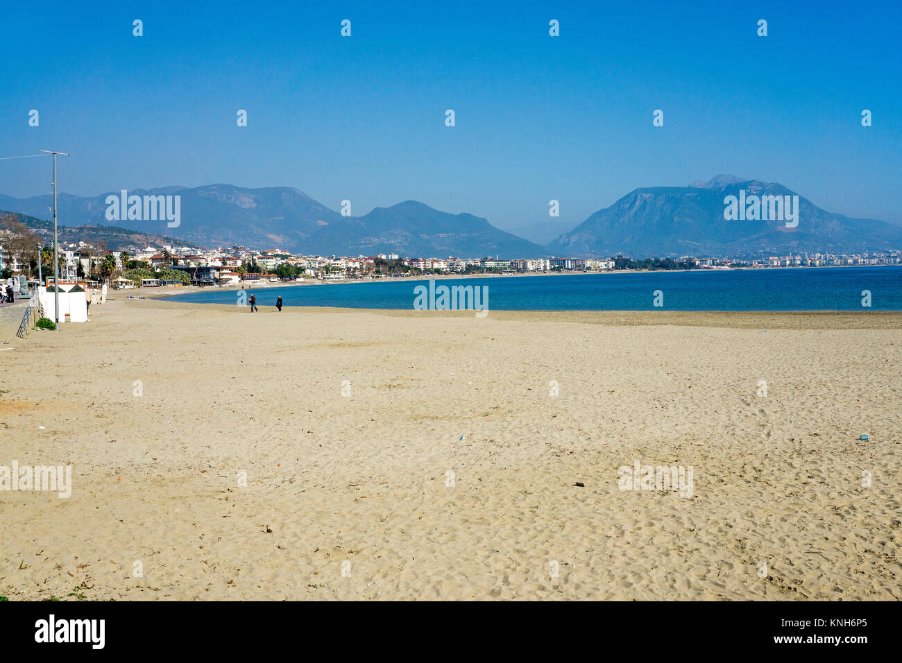 Playa de Alanya, detrás de las Montañas Tauro, Riviera turca, Turquía Foto de stock
