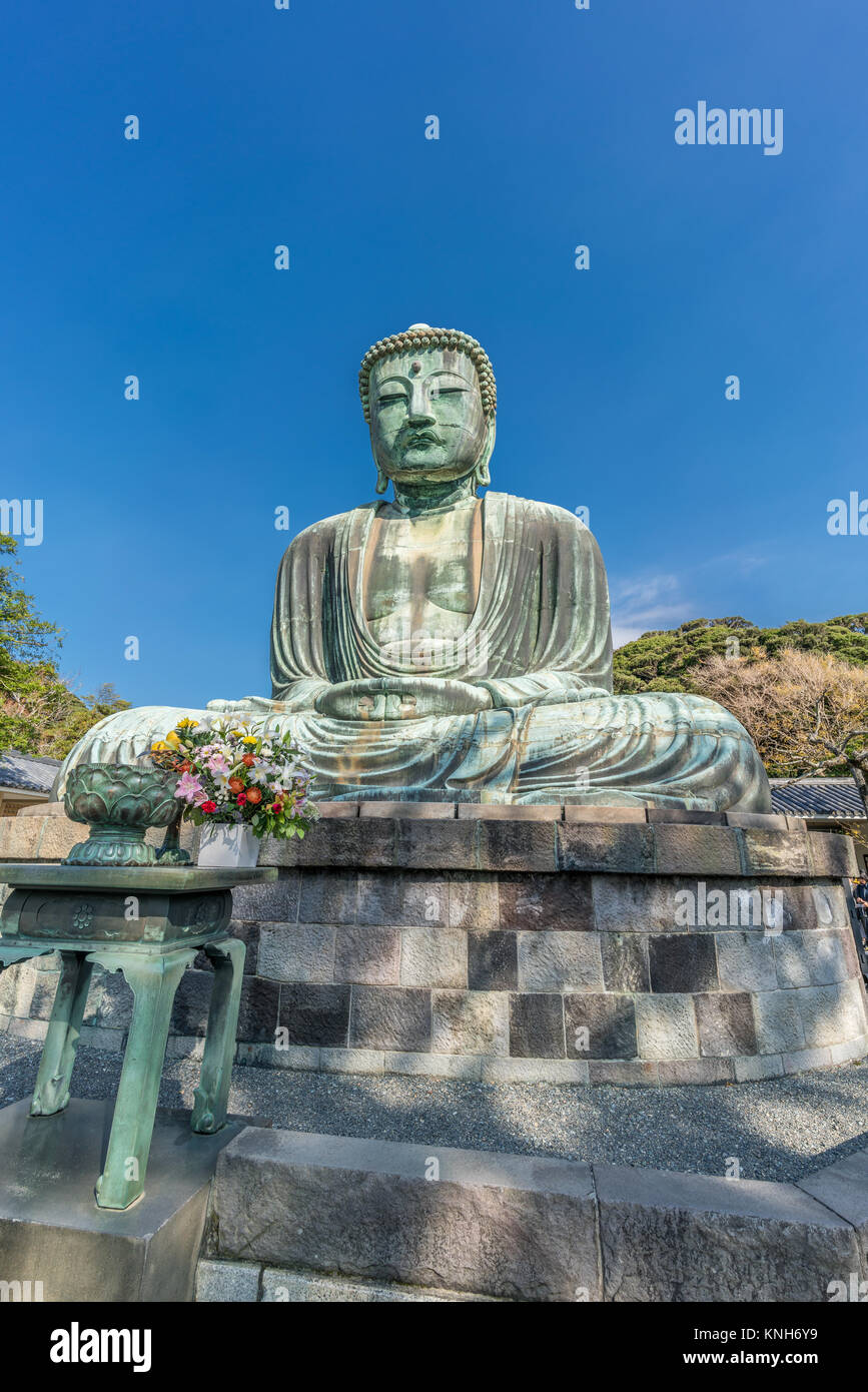 Kotoku En Templo Budista Exterior Monumental Estatua De Bronce De Buda Amida Que Es Uno De Los Iconos Mas Famosos De Japon Conocido Como El Gran Buda Fotografia De Stock Alamy