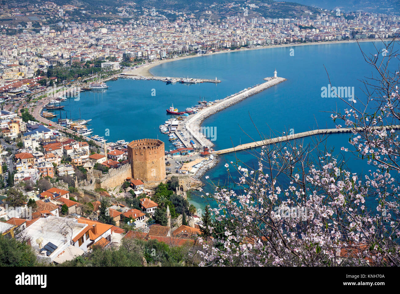 La torre roja en el puerto de Alanya, Landmark, Riviera turca, Turquía Foto de stock