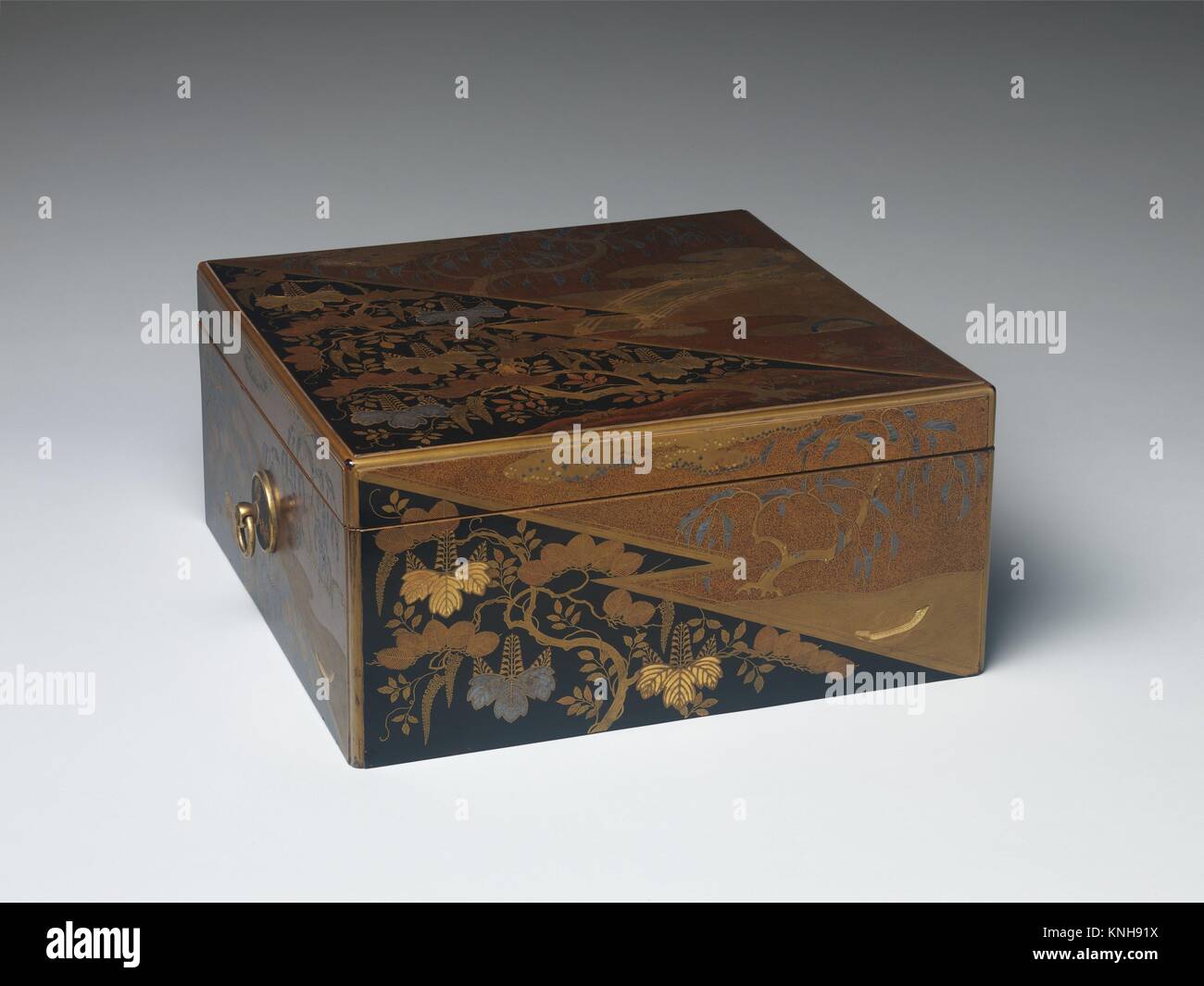 Cuadro de papelería en estilo Kodaiji. Período: período Momoyama (1573-1615); Fecha: siglo XVII; Cultura: Japón; Media: oro y plata, con incrustaciones de lámina Foto de stock