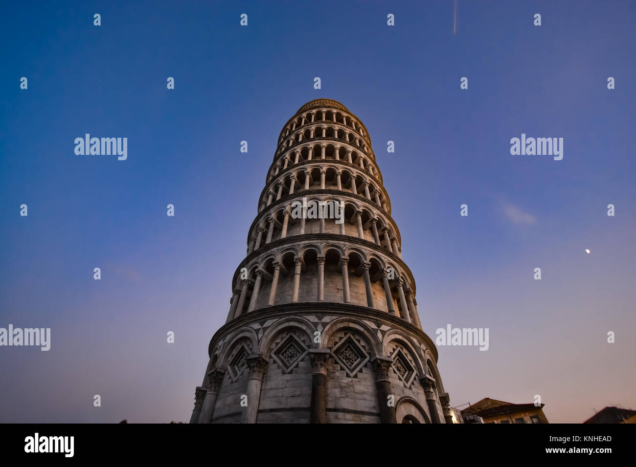 La torre inclinada de Pisa, Italia, en la piazza del Duomo, en la región de Toscana como cae la noche Foto de stock