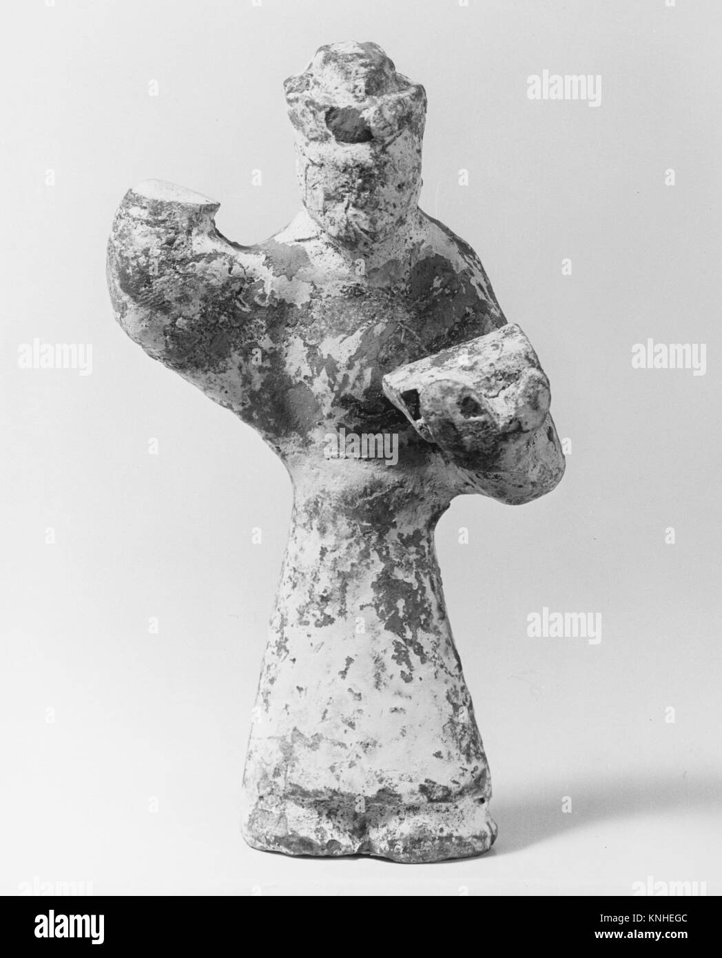 La figura de un músico permanente. Período: la dinastía Han (206 A.C. 220); Cultura: China; mediana: Disco cerámicas con slip y toques de color. Foto de stock