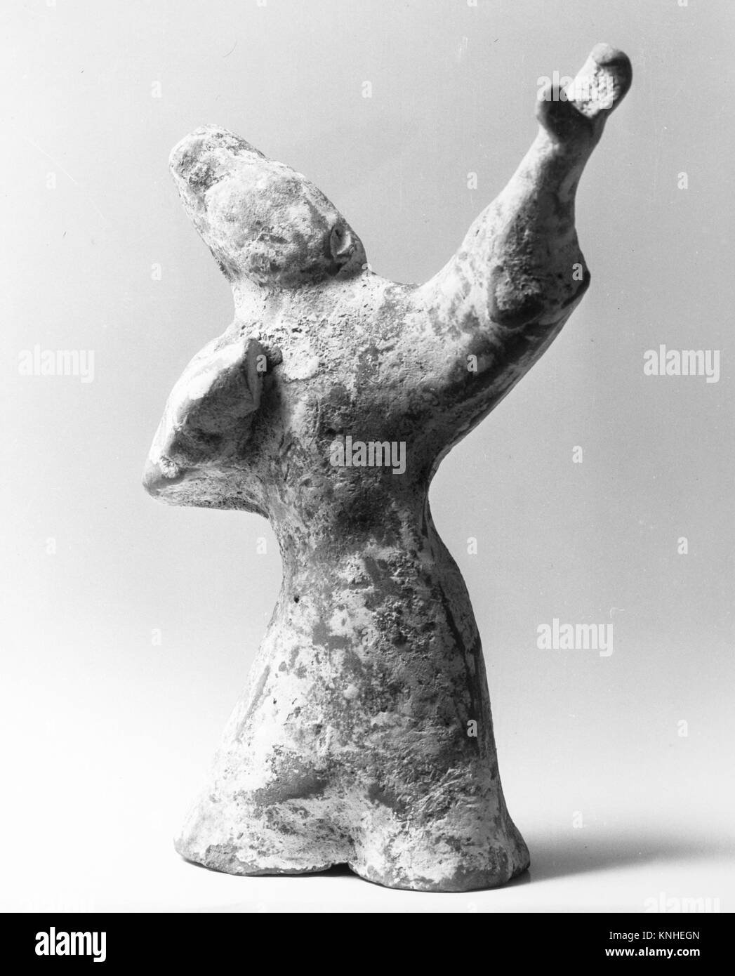 La figura de un arquero. Período: la dinastía Han (206 A.C. 220); Cultura: China; Media: oscuro con blanco cerámica antideslizante y toques de color; Dimensiones: Foto de stock