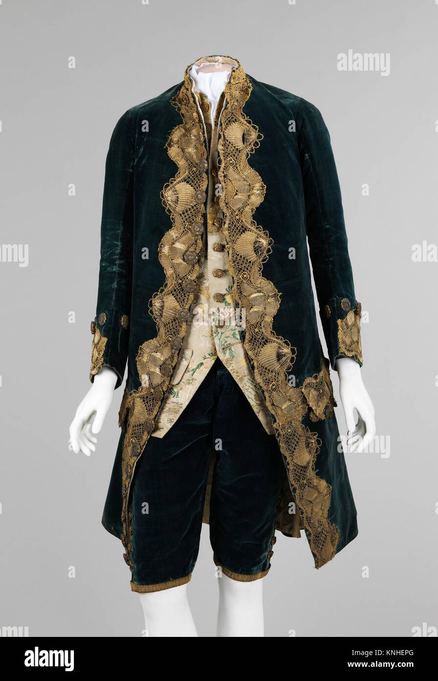 Traje. Fecha: 1740-60; Cultura: Italiano; Medio: Seda, metal, algodón, ropa de cama Foto de stock