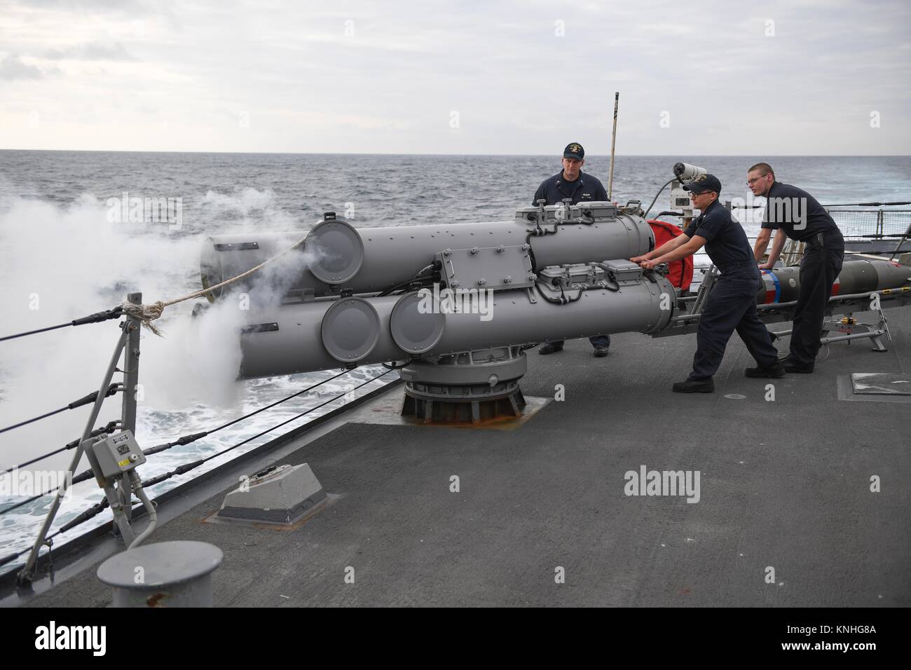 Los marineros estadounidenses a bordo del USN Arleigh Burke clase de misiles guiados destructor USS Porter la prueba de fuego de un sistema de lanzamiento de torpedo Mark 46 de diciembre 26, 2016 en el Mar Mediterráneo. (Foto por Ford a través Planetpix Wiliams MCSS) Foto de stock