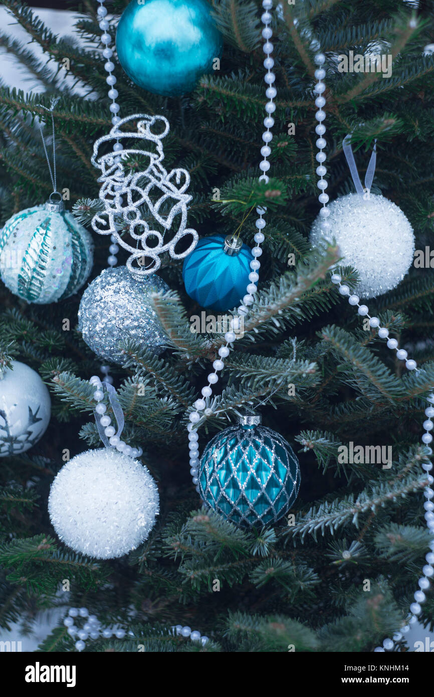 conductor Madurar Superposición Un árbol de navidad decorado con bolas de vidrio en blanco, plata y azul.  Blanco perla de ramas de abeto. Ramas cubiertas con el p Fotografía de  stock - Alamy
