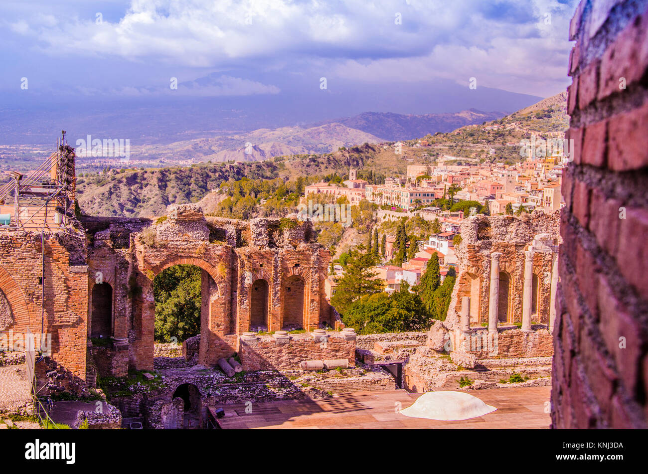 Vista desde el teatro griego de Taormina, de la ciudad y el territorio de Sicilia Foto de stock