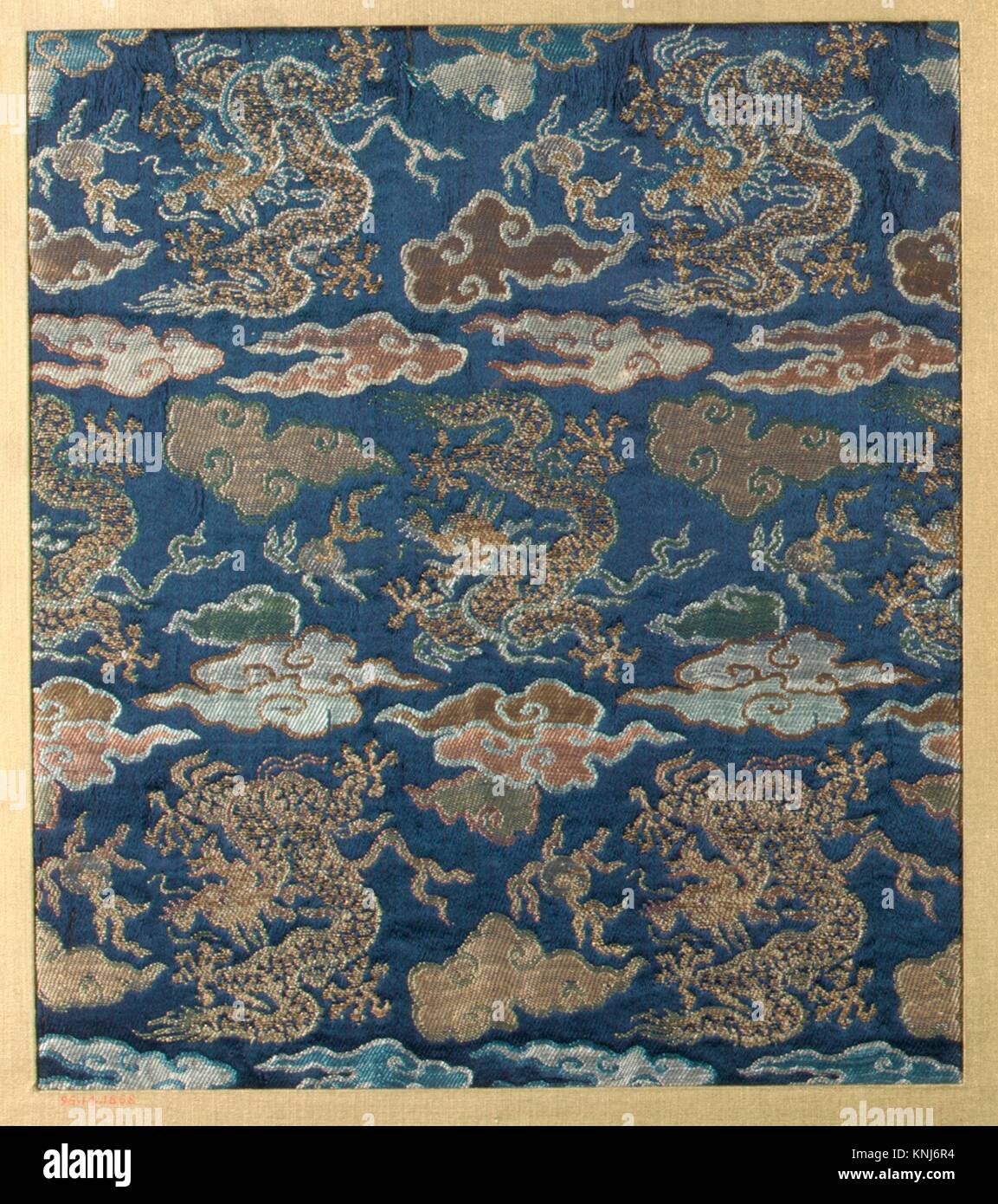 Pieza. Período: de la dinastía Qing (1644-1911); Fecha: 18-10 del siglo XIX; Cultura: China; Media: seda; Dimensiones: 9 3/4" x 8 1/2". (24.77 x 21,59 cm); Foto de stock