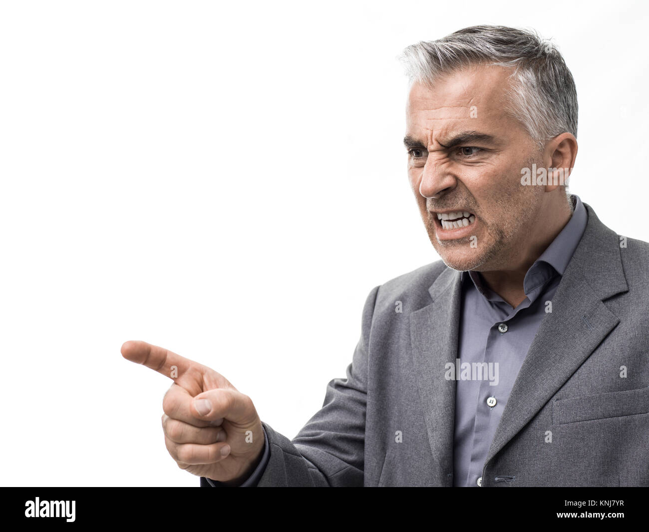 Jefe enojado agresivo dando una reprimenda y argumentando, él está apuntando con el dedo y gritar Foto de stock