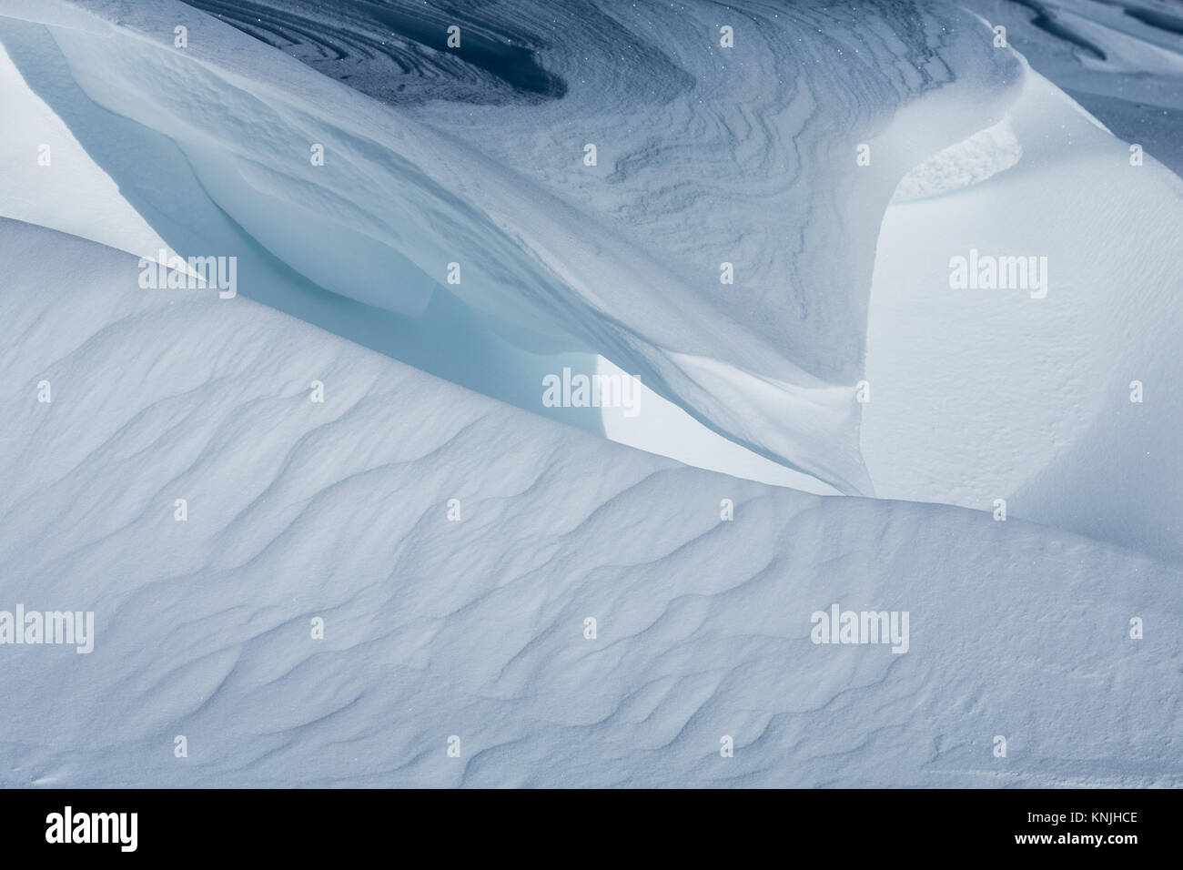 Paxton's Tower. En el Reino Unido. 11 de diciembre de 2017. Imagen abstracta de snow drift patrones y formas, el Parque Nacional de Brecon Beacons, Gales. Crédito: señala Buckley/Alamy Live News Foto de stock