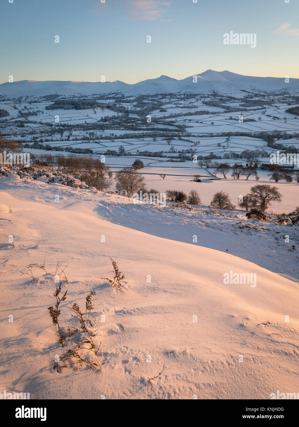 Paxton's Tower. En el Reino Unido. 11 de diciembre de 2017. Mirando a través de una cubierta de nieve landsape al atardecer, hacia la pluma y ventilador de montaña de pluma y Crug hill fort. Parque Nacional de Brecon Beacons, Gales. Crédito: señala Buckley/Alamy Live News Foto de stock
